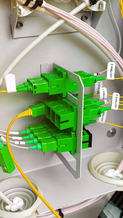 Enlaces de fibra para sistemas de antenas distribuidas en interiores (DAS)
